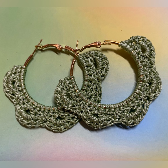 CROCHET SHELL LACE HOOP EARRINGS- MATCHA - Picture 1 of 3